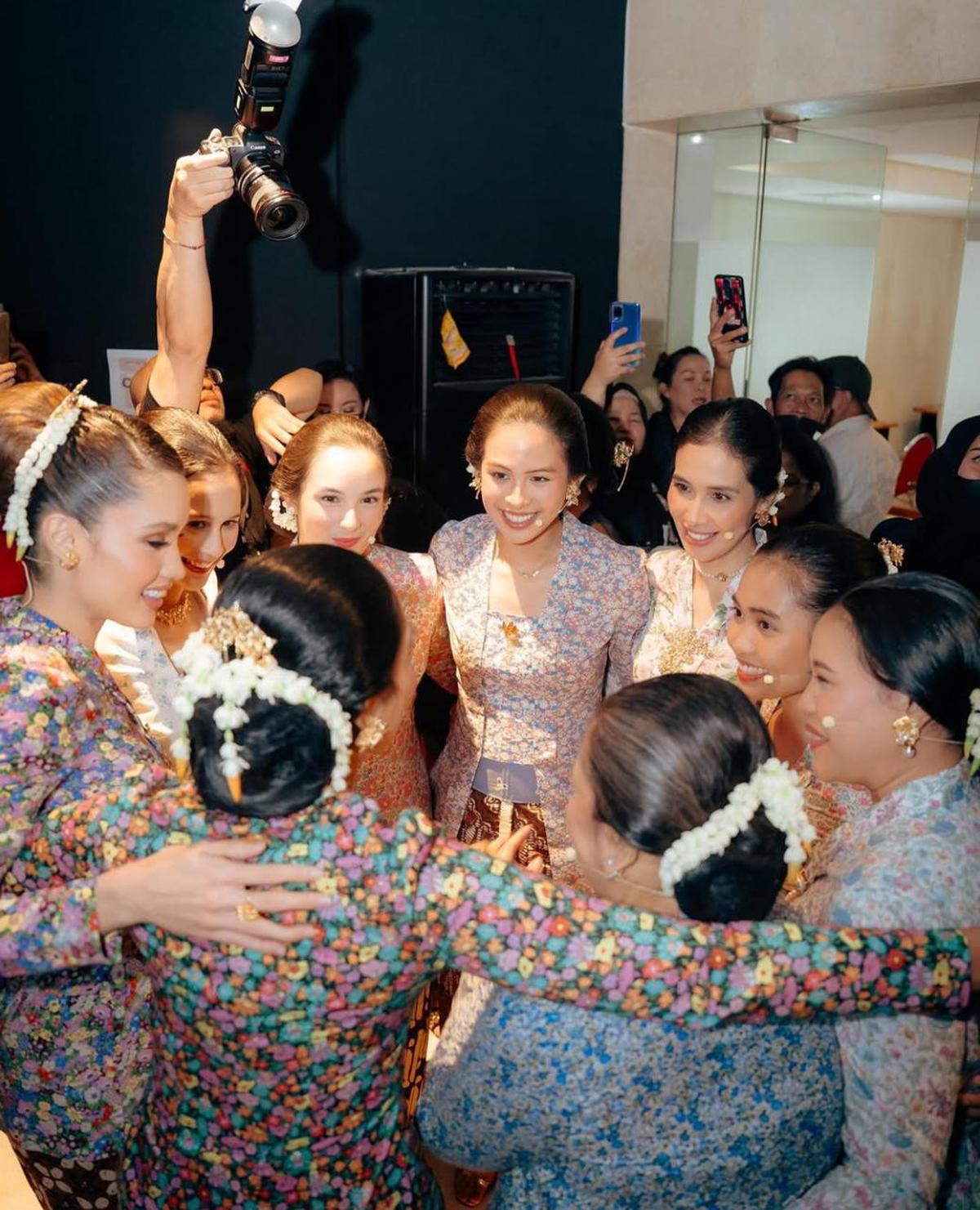 5 Potret Maudy Ayunda di Hari Kartini, Menghidupkan Semangat Kartini dengan Kebaya