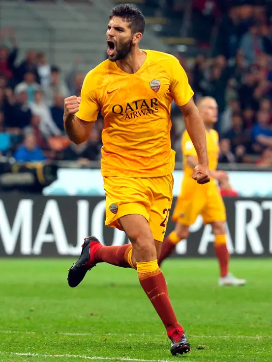 Selebrasi pemain AS Roma, Federico Fazio usai mencetak gol ke gawang AC Milan dalam Serie A Italia di Stadion San Siro, Milan, Jumat (31/8). (Matteo Bazzi/ANSA via AP)