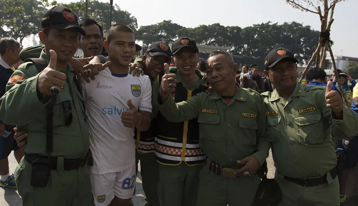 Pemain Persib, Tatan dengan ramah foto bersama para hansip usai latihan di Alun-alun Kota Bandung, Jawa Barat, Kamis (10/9/2015). (Bola.com/Vitalis Yogi Trisna)