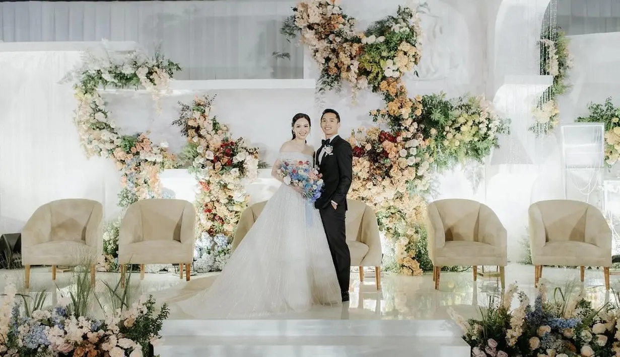 Detail rumit seperti sulaman dan manik-manik yang menambahkan sentuhan elegan dan glamor, serta pola abadi yang akan bertahan sepanjang waktu. [Foto: IG/@bareodds]