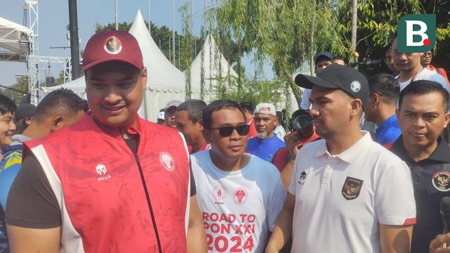 Kemenpora Dito Ariotedjo Mengamati Lapangan Padel di GBK