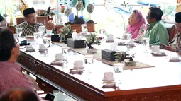Presiden RI ke-3 BJ Habibie (kiri) saat melakukan silaturahmi dengan sejumlah tokoh bangsa dan tokoh gerakan suluh kebangsaan di kediamannya, Jakarta, Rabu (1/5/2019). Silaturahmi membahas kemajuan dan arah masa depan bangsa Indonesia. (Liputan6.com/Helmi Fithriansyah)