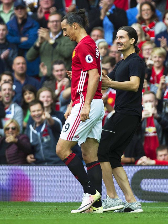 Fans Turun ke Lapangan