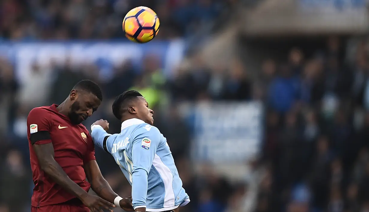 Striker Lazio, Balde Diao Keita, duel udara dengan bek AS Roma, Antonio Rudiger pada laga lanjutan Serie A di Stadion Olympic, Roma (4/12/2016). Keita menjadi pemain yang diperebutkan AC Milan dan Juventus. (AFP/Filippo Monteforte)