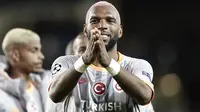 Gelandang Ajax, Ryan Babel, tak ingin menutup peluang untuk bermain di Indonesia pada masa depan nanti. (AFP/Kenzo Tribouillard)