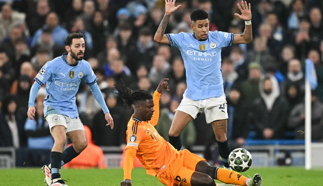 Hingga babak pertama usai, Manchester City unggul 1-0 atas Real Madrid. (Oli SCARFF/AFP)