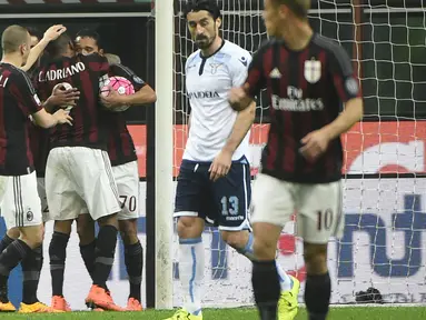 Penyerang AC Milan, Carlos Bacca (ketiga kana) melakukan selebrasi bersama rekan-rekannya usai mencetak gol kegawang Lazio pada Liga Serie A Italia di Stadion San Siro (21/3). AC Milan bermain imbang dengan Lazio dengan skor 1-1. (AFP/Olivier Morin)
