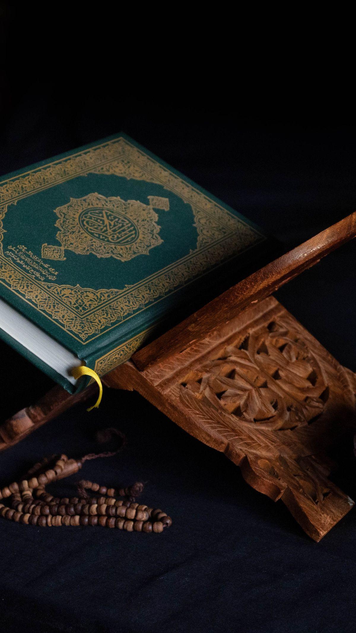 Salat adalah kewajiban setiap umat muslim di seluruh dunia untuk dijalankan di setiap waktu yang telah ditentukan. Namun, untuk dapat beribadah salat dengan khusyuk bukanlah hal yang mudah dijalankan.&nbsp;Ada saja tindakan atau pikiran yang pada akhirnya