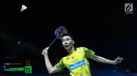 Tunggal putra Malaysia, Lee Chong Wei mengembalikan kok ke pebulu tangkis Hong Kong, Ng Ka Long Angus pada 32 besar Indonesia Open 2018, Istora GBK, Jakarta, Rabu (4/7). Lee Chong Wei unggul 21-15, 18-21, 21-10. (Liputan6.com/Helmi Fithriansyah)