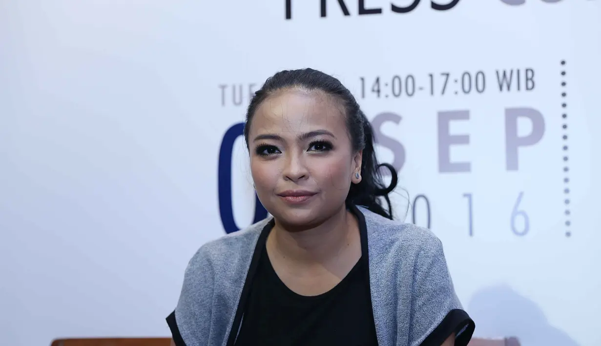 Kondisi itu membuat Tantri Syalindri Ichlasari merasa khawatir. Ini berkaitan dengan jadwal manggung band Kotak yang sudah banyak menanti. ia takut tidak kuat untuk membawakan nada-nada tinggi. (Nurwahyunan/Bintang.com)