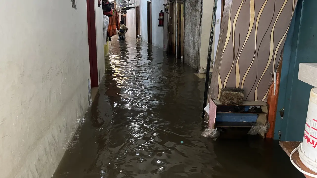 Banjir merendam permukiman warga di kawasan Bendungan Hilir (Benhil), Jakarta Pusat.