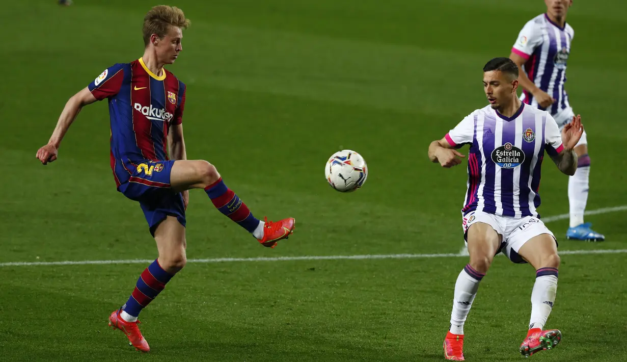 Gelandang Barcelona, Frenkie de Jong Barcelona (kiri) ditantang oleh bek Real Valladolid, Valladolid Javi Sanchez pada pekan ke-29 Liga Spanyol di Camp Nou, Selasa (6/4/2021) dini hari WIB. Barcelona susah payah menang tipis 1-0 berkat gol Ousmane Dembele. (AP Photo/Joan Monfort)