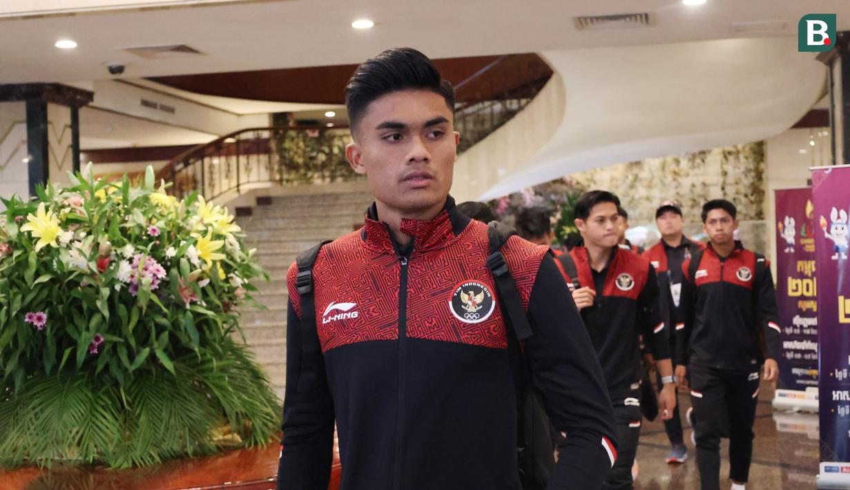 Pemain Timnas Indonesia U-22, Ramadhan Sananta, dan kawan-kawan meninggalkan Hotel Phnom Penh menuju Stadion Olympic, Phnom Penh, Selasa (16/05/2023). (Bola.com/Abdul Aziz)