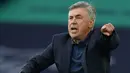 Pelatih Everton, Carlo Ancelotti, memberikan arahan kepada timnya saat menghadapi Leicester City pada laga Premier League pekan ke-32 di Goodison Park, Kamis (2/7/2020) dini hari WIB. Leicester City kalah 1-2 atas Everton. (AFP/Jon Super/pool)