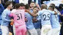 Striker Manchester City, Sergio Aguero, melakukan selebrasi bersama rekannya usai menjuarai Liga Inggris di Stadion Etihad, Minggu (24/5/2021). City menang dengan skor 5-0. (AP Photo/Dave Thompson, Pool)