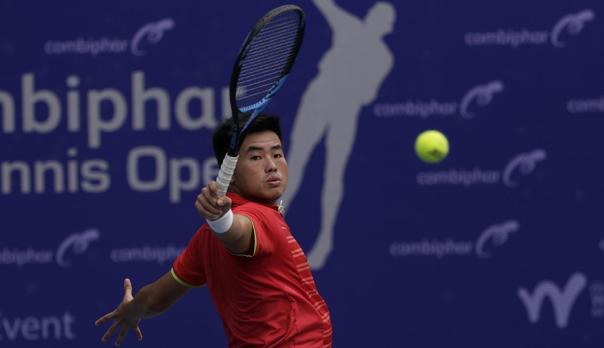 Ganda Putra Indonesia, Anthony Susanto, memukul bola saat melawani ganda India pada laga Combiphar Tennis Open 2019 di Hotel Sultan, Jakarta, Kamis (8/8). Rifqi/Anthony kalah 5-7 dan 1-6. (Bola.com/Yoppy Renato)