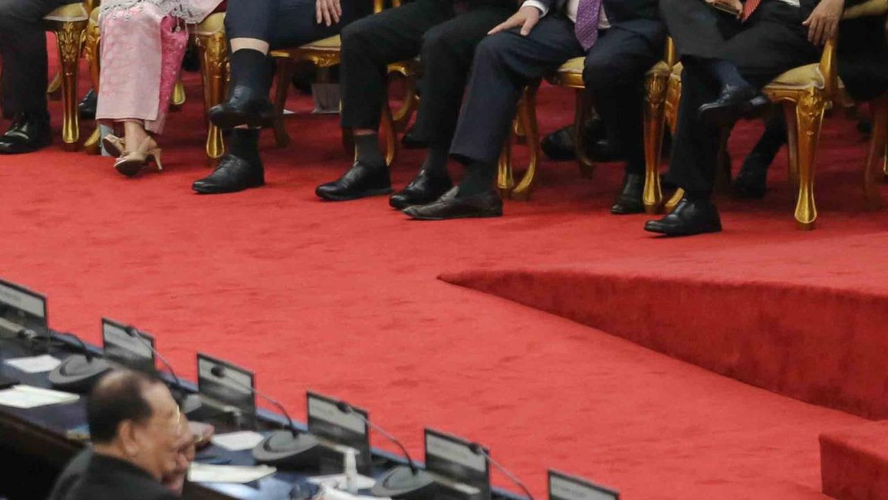 Kemudian kehadiran para pejabat kementerian juga menjadi sorortan kamera dalam rapat Paripurna DPR.