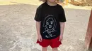 Saat traveling di Pulau Komodo, NTT, anak berusia 4 tahun ini bergaya casual dengan kaus warna hitam dan celana pendek. Ditambah lagi saat Arsy bergaya trendi dengan berkacamata dan bertopi koboi, yang membuatnya terlihat semakin memukau. (Liputan6.com/IG/@queenarsy)