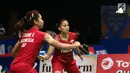 Ganda Putri Indonesia, Anggita S Awanda/Ni Ketut Mahadewi mengembalikan kok ke arah Jung Kyung Eun/Shin Seung Chan di Babak Kedua Indonesia Open 2017, Jakarta, Jumat (16/6). Anggita/Ni Ketut menang 21-15, 12-21, 21-15. (Liputan6.com/Helmi Fithriansyah)