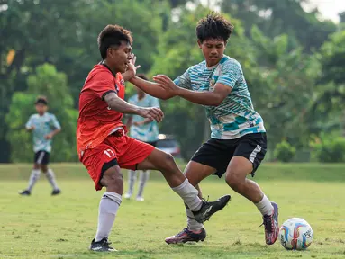 Timnas Indonesia U-16 yang dipersiapkan untuk mengikuti ajang Piala AFF U-16 2024 telah merampungkan program pemusatan latihan (TC) di Yogyakarta yang ditandai dengan laga uji coba menghadapi SSB Terang Bangsa di Lapangan Yogyakarta International School (YIS), Jumat (31/5/2024). Dalam laga yang digelar 3x30 menit tersebut, pelatih Nova Arianto  mulai mematangkan nama-nama pemain yang bakal dibawa untuk melanjutkan persiapan tahap akhir di Solo jelang Piala AFF U-16 2024 yang akan berlangsung mulai 21 Juni-4 Juli 2024. Dari 34 pemain tersisa, skuad segera disusutkan menjadi 28 pemain saat menggelar TC terakhir di Solo. (Bola.com/Radifa Arsa)