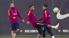 Tiga pemain Barcelona, Vidal (kiri), Neymar da Silva (tengah) dan Jordi Alba, melakukan sesi latihan resmi jelang laga kontra Real Madrid. El Clasico jilid II musim 2015-2016 akan berlangsung Minggu (3/4/2016) dini hari WIB, di Estadio Camp Nou.  (EPA/Qui