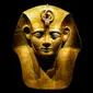 Topeng emas Raja Amenemope yang menjadi bagian dari pameran bertajuk "Ramses &amp; the Gold of the Pharaohs" di Museum Australia, Sydney, Australia, Selasa (21/112023). Pameran tersebut menampilkan koleksi artefak termasuk sarkofagus, mumi hewan, perhiasan, topeng kerajaan, jimat, dan harta karun emas yang memamerkan karya pengrajin Mesir. (AP Photo/Mark Baker)