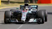 Lewis Hamilton, tampil gemilang pada sesi latihan bebas pertama F1 GP Australia di Sirkuit Albert Park, Melbourne, Jumat (23/3/2018). (AP Photo/Asanka Brendon Ratnayake)