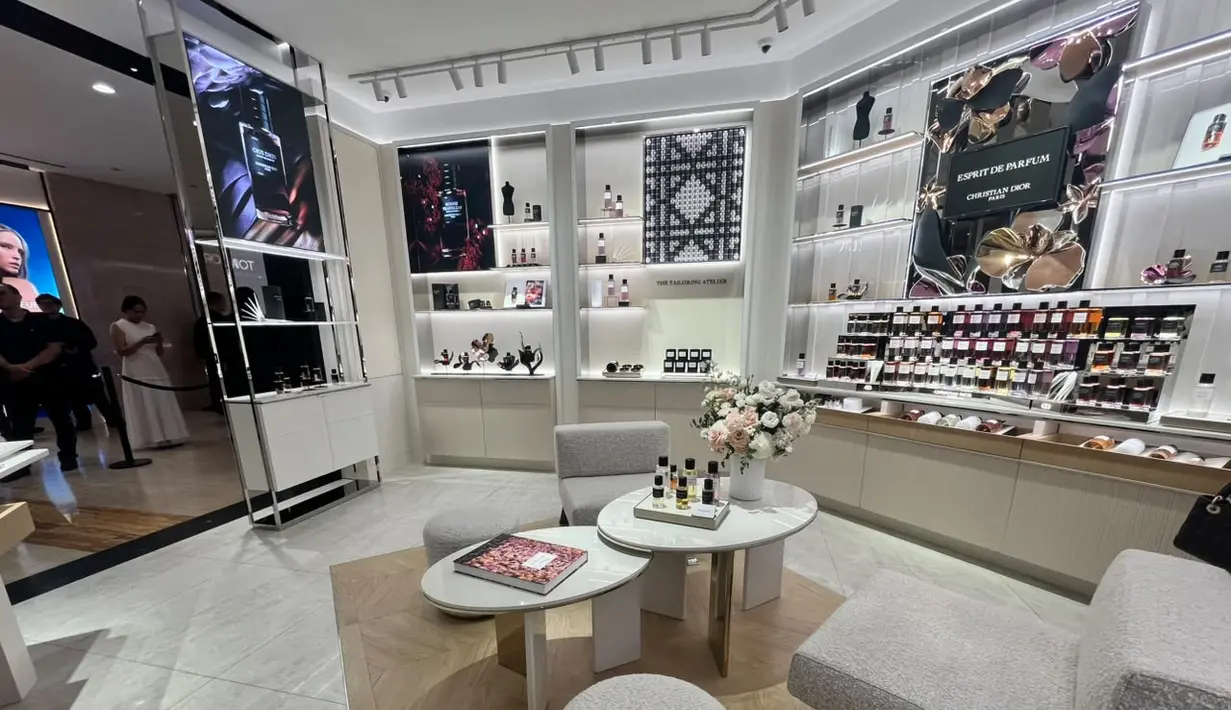 Area butik ditata dengan layout yang lapang dan luas. Dilengkapi dengan area duduk lengkap dengan furnitur bergaya elegan minimalis. / Foto dok: Fimela.