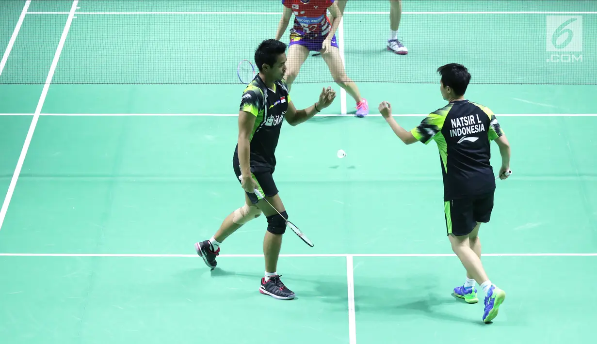 Ganda campuran Indonesia, Tontowi Ahmad/Liliyana Natsir saat melawan Tan Kian Meng/Lai Pei Jing (Malaysia) pada babak pertama Indonesia Open 2018 di Istora GBK, Jakarta, Selasa (3/7). Tontowi/Liliyana unggul 21-11, 21-14. (Liputan6.com/Helmi Fithriansyah)