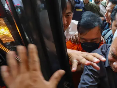 Tersangka kasus dugaan tindak pidana pencucian uang PT Asabri-Krakatau Steel, Don Ritto, tiba di Gedung Bundar Jampidsus, Kejaksaan Agung, Jakarta, Jumat (17/7/2026). (KLY/Arie Basuki)