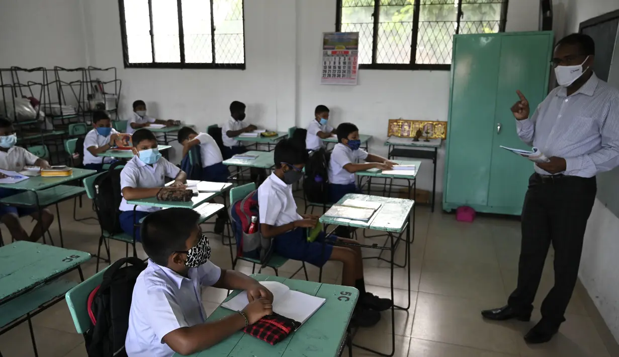 Para siswa belajar dengan mengenakan masker di sebuah sekolah di Kolombo, Sri Lanka, Senin (6/7/2020). Mulai 6 Juli 2020, siswa kelas 5, 11, dan 13 di Sri Lanka kembali melanjutkan kegiatan belajar. (Xinhua/A. Hapuarachchi)