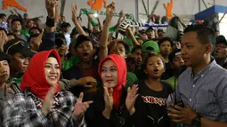 Istri Walikota Bandung Ridwan Kamil, Atalia Praratya (tengah) bertepuk tangan bersama pendukung Persebaya Surabaya di GOR Padjajaran, Bandung, Sabtu (7/1). Tiba di Bandung, ratusan bonek berkumpul di GOR Padjajaran. (Liputan6.com/Helmi Fithriansyah)