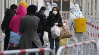 Minggu (13/3/2022). Pihak berwenang memperketat kontrol akses ke Shanghai setelah jumlah kasus baru covid-19 di timur laut China meningkat tiga kali lipat pada hari Minggu. (AP Photo/Ng Han Guan)