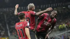 Bek AC Milan, Theo Hernandez berselebrasi dengan rekan setimnya Rafael Leao dan Christian Pulisic setelah mencetak gol ke gawang Torino pada pertandingan lanjutan Liga Serie A Italia di stadion San Siro di Milan, Italia, Minggu, 27 Agustus 2023. (AP Photo/Luca Bruno)