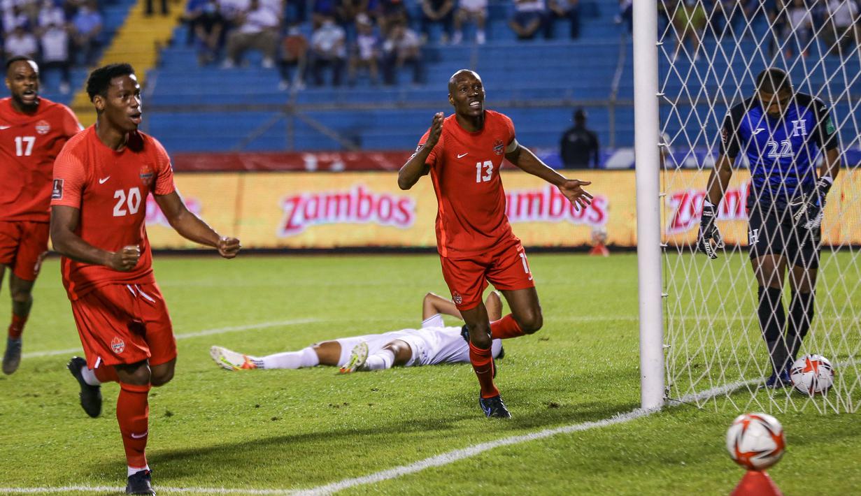 Atiba Hutchinson menjadi salah satu pemain tertua yang akan berlaga di Piala Dunia 2022. Pria 39 tahun itu tercatat telah membuat 97 penampilan bersama Timnas Kanada. Sama seperti Romain Saïss, ia kini berkarier di klub Turki, Besiktas. Sebelumnya Hutchinson pernah berseragam FC Copenhagen dan PSV Eindhoven. (AFP/Wendell Escoto)