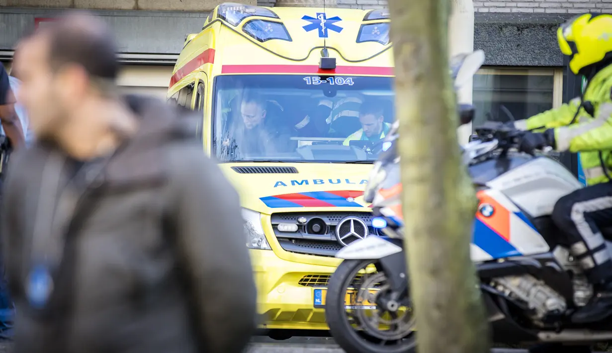 Kendaraan layanan darurat terparkir di Pengadilan Pidana Internasional untuk bekas Yugoslavia (ITCY) di Den Haag, Rabu (29/11). Tersangka penjahat perang Bosnia, Slobodan Praljak berupaya bunuh diri meminum racun di ruang sidang. (Bart Maat/ANP/AFP)