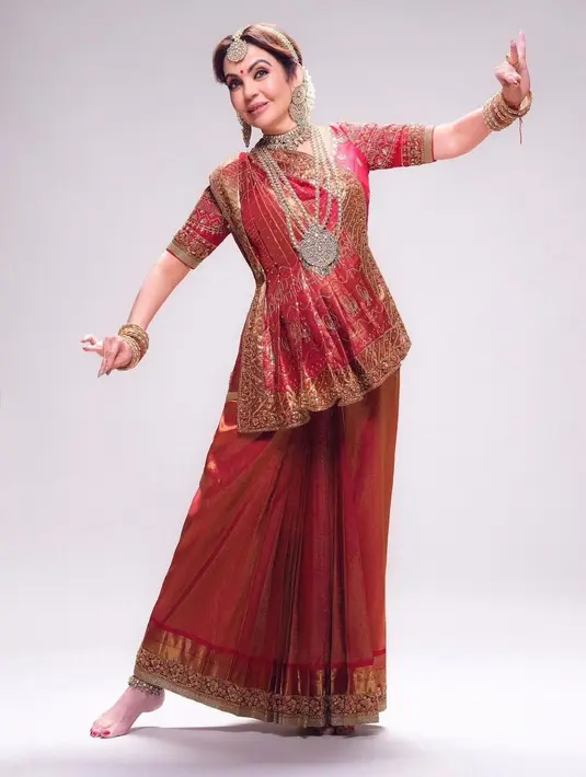 Membicarakan keluarga Ambani, crazy rich India memang selalu menarik dan seolah tak ada habisnya. Mukesh Ambani baru saja menyelenggarakan 3 hari pesta tradisi pranikah untuk anak bungsunya, Anant Ambani yang akan segera menikah dengan Radhika Merchant. Di momen ini, seluruh keluarga tampil penuh pesona mengenakan berbagai outfit, termasuk sari. Mari kita mulai dengan penampilan Nita Ambani dibalut sari merah ini. Menghadirkan tarian khusus untuk sang putra dan calon mantunya, Nita Ambani memukau dibalut sari merah dengan sentuhan bordir jahitan emas yang menambah nuansa mewah pada penampilannya. [Foto: Instagram/nitaambani.ril]