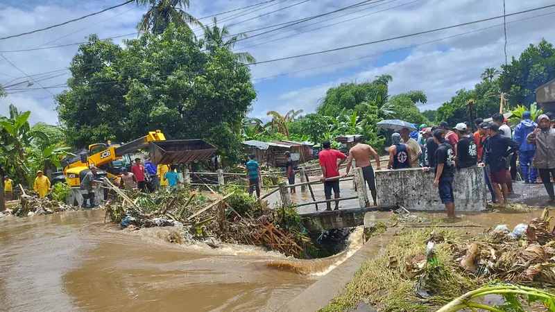 sampah bambu menyubat saluran air di jembatan Kali Sobo Banyuwangi (Istimewa)