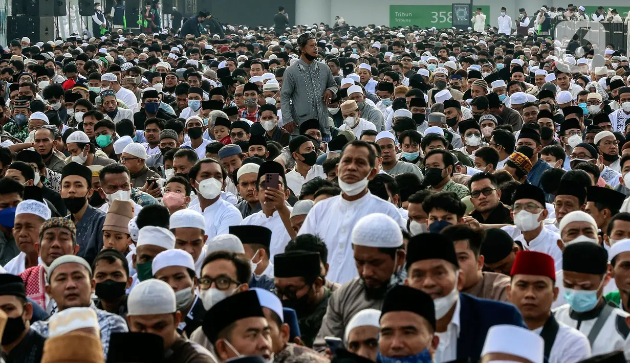 <p>Umat Islam bersiap melaksanakan sholat Id 1 Syawal 1443 Hijriah hingga memenuhi Stadion Jakarta Internasional Stadium, Senin (2/5/2022). Pemerintah Indonesia menetapkan Hari Raya Idul Fitri 1443 Hijriah jatuh pada tanggal 2 Mei 2022. (Liputan6.com/Johan Tallo)</p>