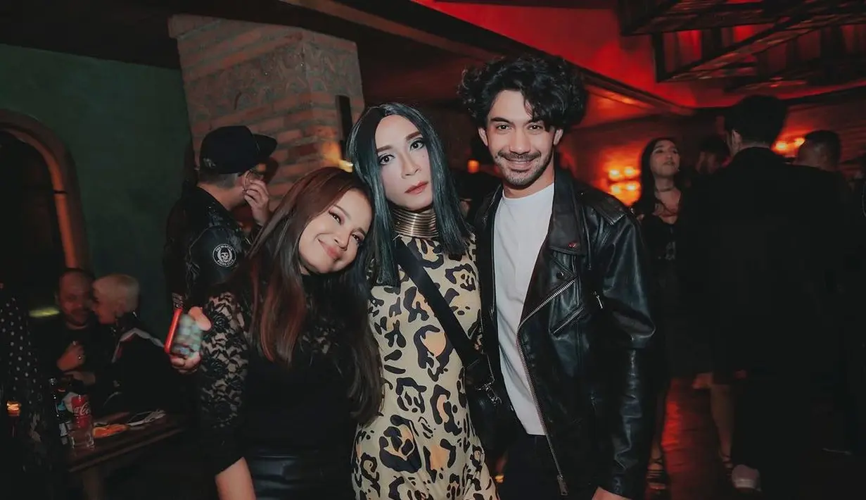 Rossa dan Reza Rahadian juga patuh dresscode dengan  outfit serba-kulit. Rossa dan Reza tampil didominasi warna hitam rok dan leather jacket. (Foto: Instagram @amingisback)