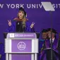 Taylor Swift ikut wisuda di New York University. (AP Photo/Seth Wenig)