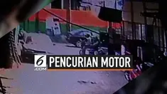 Pencuri motor terekam CCTV di daerah Jakarta Barat. Dua pelaku membawa kabur motor yang terparkir, pencuri mengenakan atribut ojek online.