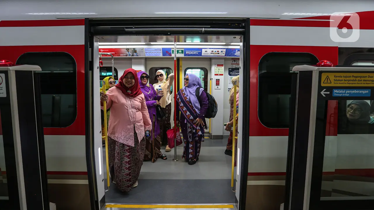 Ratusan Wanita Peringati Hari Kebaya Nasional di LRT Jakarta