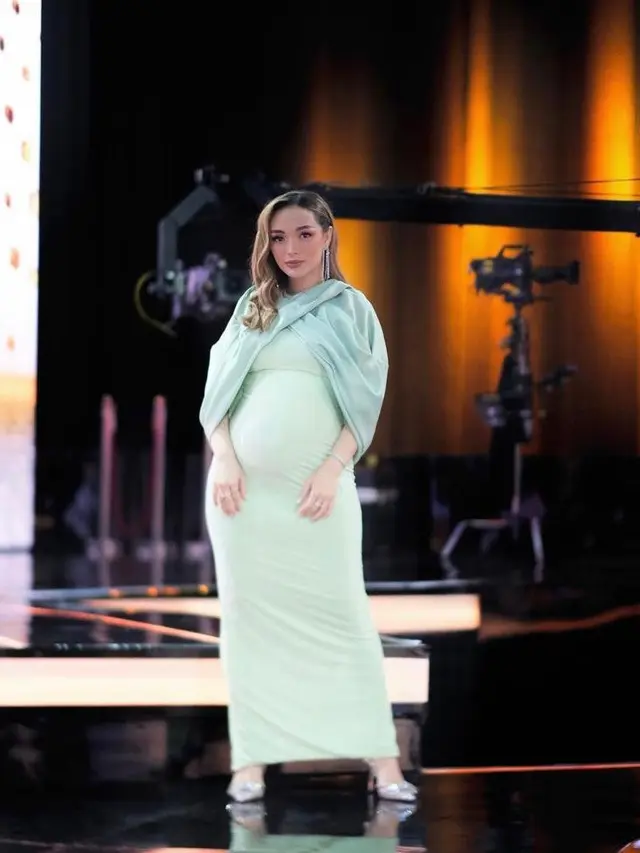 4 Potret Gaya Zaskia Gotik Pamer Baby Bump yang Makin Besar dengan Gaun Pas Badan