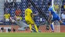Pada menit ke-10 setelah babak pertama dimulai, Ukraina membuat peluang dari kaki Roman Yaremchuk. Tendangannya yang mengarah ke gawang Swedia berhasil diselamatkan oleh kiper Swedia, Robin Olsen. (Foto: AP/Pool/Petr David Josek)