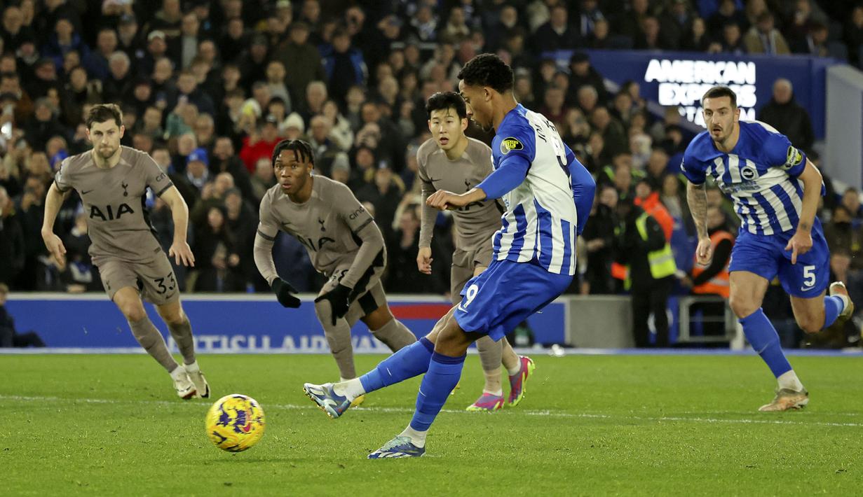 Pemain Brighton, Joao Pedro mencetak gol melalui tendangan penalti pada laga lanjutan Liga Inggris 2023/2024 melawan Tottenham Hotspur di American Express Community Stadium, Brighton, Inggris, Jumat (29/12/2023) dini hari WIB. (AP Photo/Ian Walton)