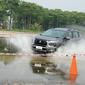 New Xpander Cross melibas genangan air saat berbelok (Otosia.com/Nazar Ray)