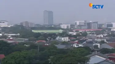 Gedung-gedung megah berjajar juga dengan permukiman padat dan kumuh. Rencana pemindahan ibu kota pun disambut pro dan kontra, ada yang setuju, ada pula yang tidak.