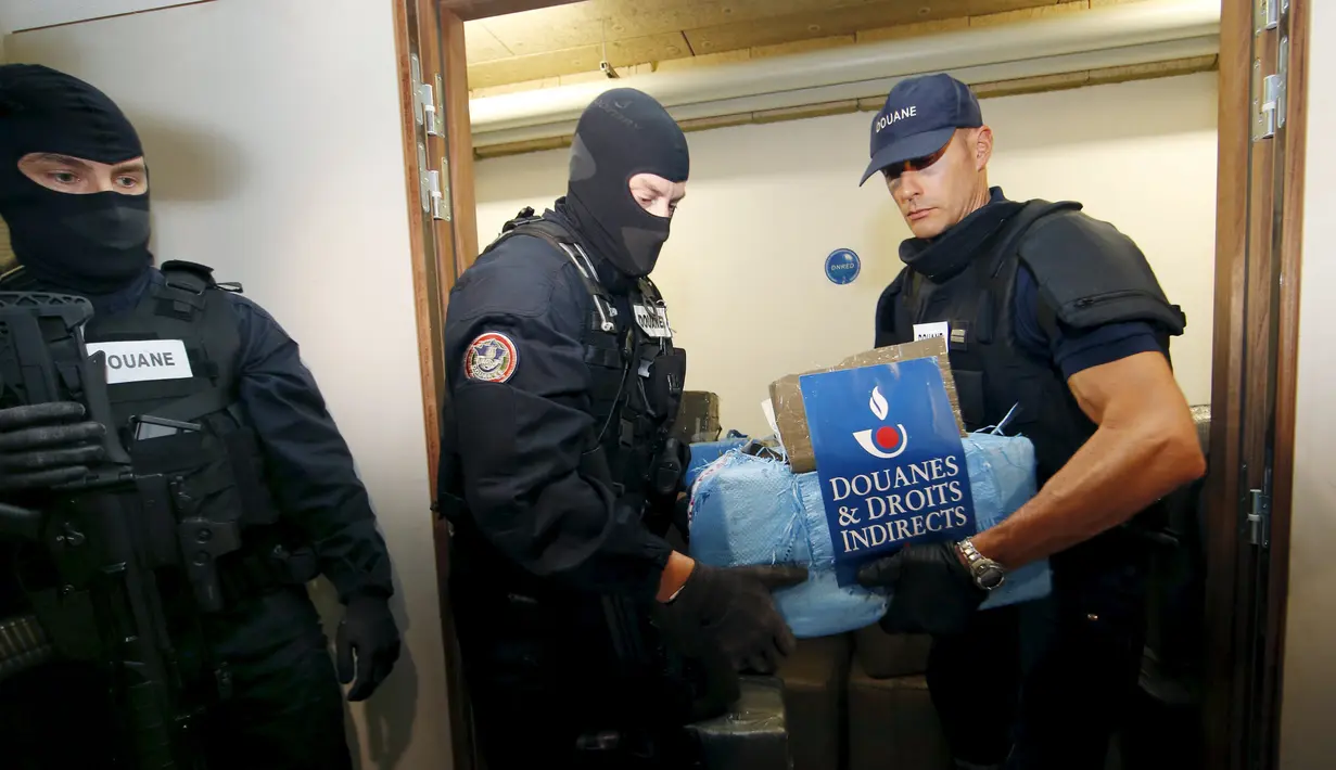 Petugas saat memindahkan bungkusan ganja yang disimpan di sebuah ruangan, Paris, Perancis, Senin (18/10/2015).  Ganja yang disita ini bernilai lebih dari 250 Miliar. (REUTERS/Jacky Naegelen)
