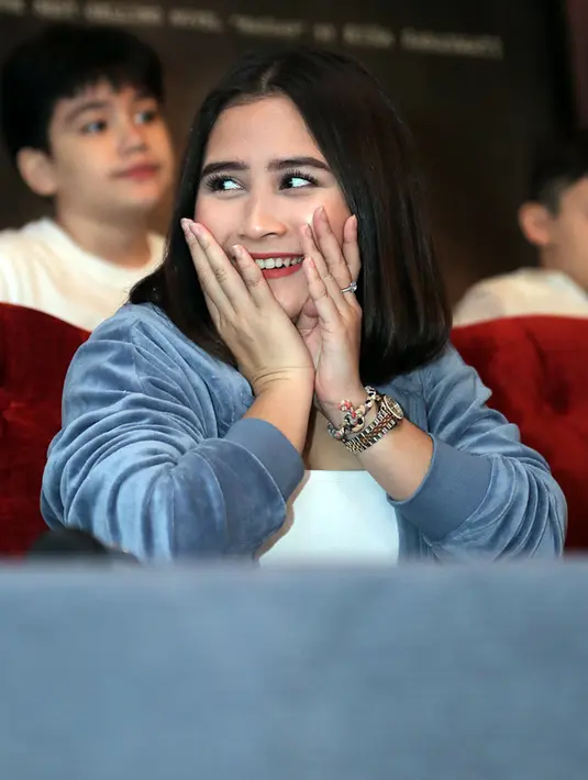 "Bagi orang orang diluar sana yang bilang oh sebenernya ini yang banyak aku tangkep yah dari netizen yang suka nyinyir," ujar Prilly saat hadir dalam perilisan trailer Danur 2. (Deki Prayoga/Bintang.com)